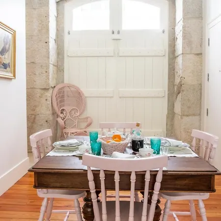 Apartment Plum Guide - Plush Peony Lisbon
