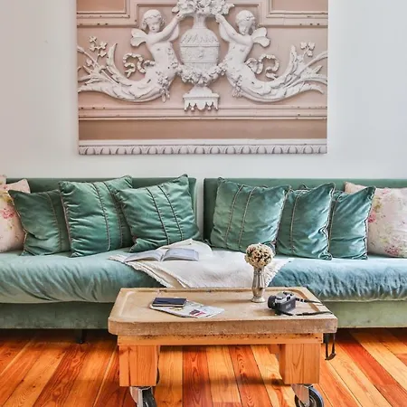 Plum Guide - Plush Peony Apartment *