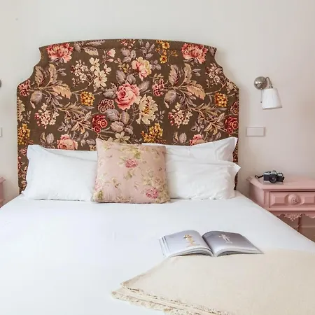 Apartment Plum Guide - Plush Peony Lisbon