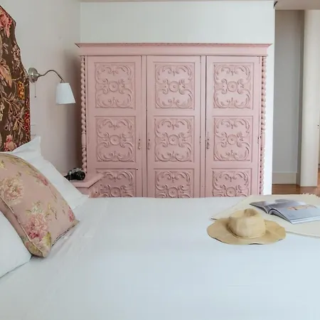 Plum Guide - Plush Peony Lisbon